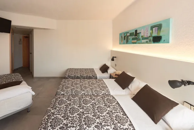 غرفة رباعية، Miami Hotel 1/6