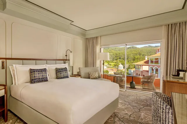 غرفة ديلوكس بسرير مزدوج بإطلالة على المتنزه، Penha Longa Resort 1/9