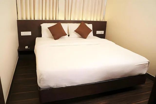 جناح ملكي بسرير مزدوج، Hotel Sai Residency Vasai 2/7