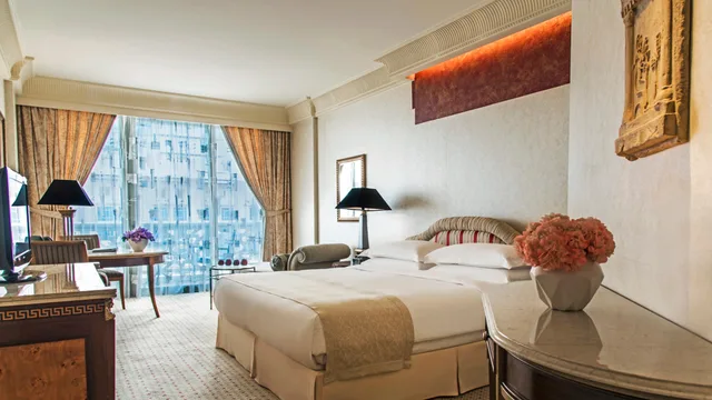 غرفة بريميوم بسرير كينج بإطلالة على المسبح بشرفة للمدخنين، Intercontinental Phoenicia Beirut 1/2