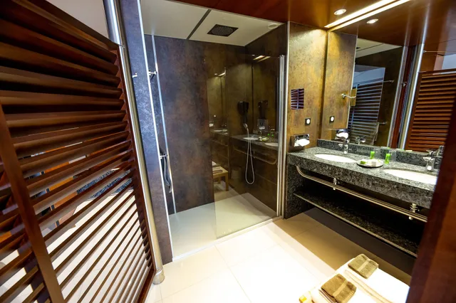 غرفة سوبيريور بسرير كوين بإطلالة على المرسى، HOTEL LE GRAND PAVOIS 7/7