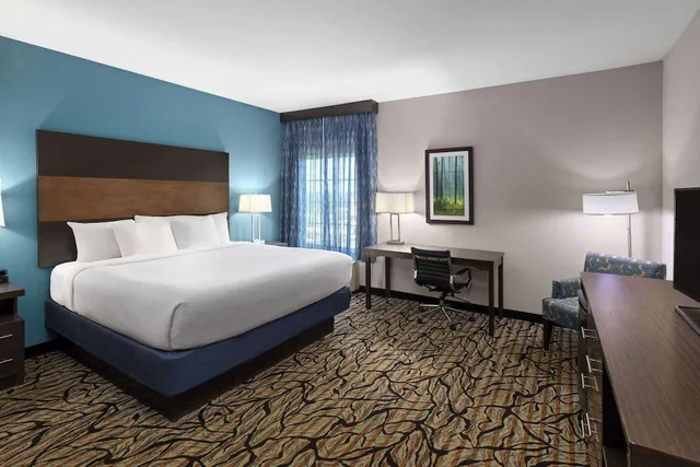 غرفة بسرير كينج، La Quinta Inn and Suites by Wyndham Cullman 5/9
