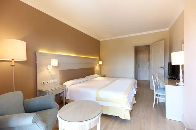 غرفة بسرير كوين بإطلالة على البحر، Iberostar Waves Malaga Playa 7/10