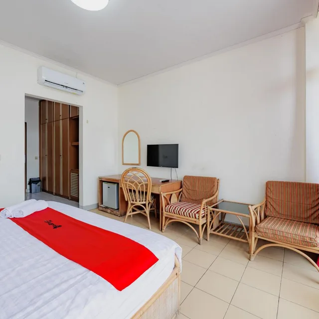 غرفة بسرير مزدوج، RedDoorz Plus near Tugu Mercusuar Anyer 7/10