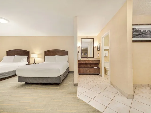 جناح بسريرين كوين بإطلالة على المسبح بغرفة نوم واحدة، HOLIDAY INN LETHBRIDGE 4/10