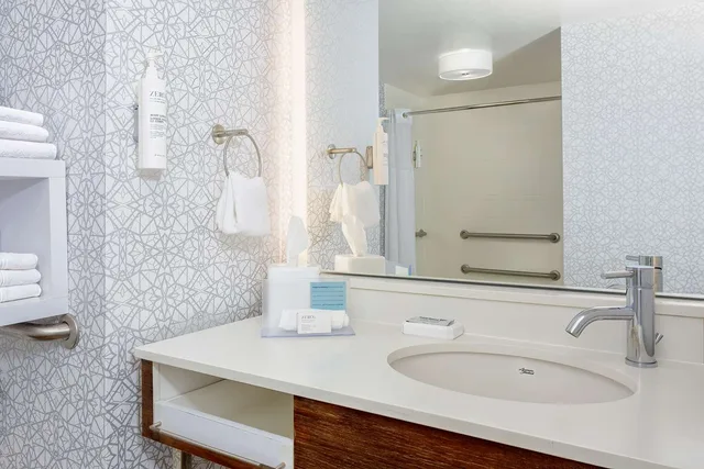 Room, 2 Queen Beds, Bathtub, Accessible, Hampton Inn & Suites Tallahassee I-10 5/6