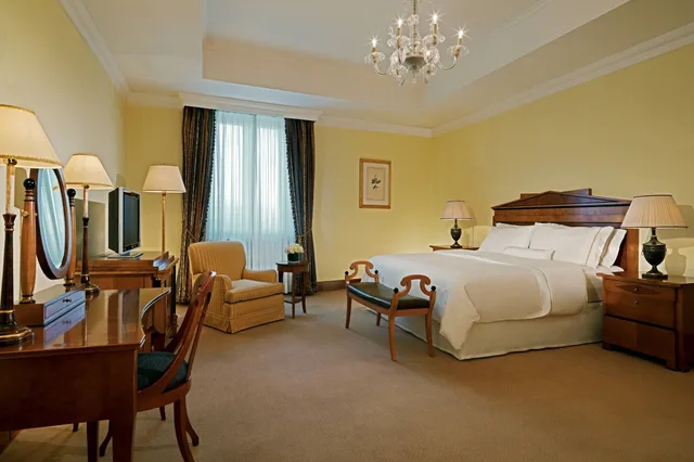 جناح غراند بسرير كينج للمدخنين، The Westin Excelsior Roma 1/5