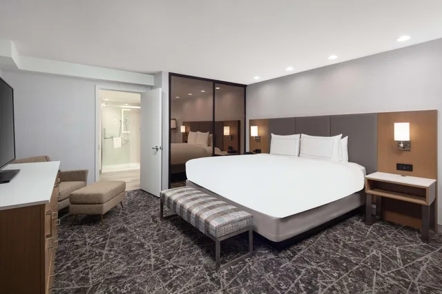 جناح بسرير كينج بغرفتين بمنطقة جلوس، Doubletree Sacrament 3/4