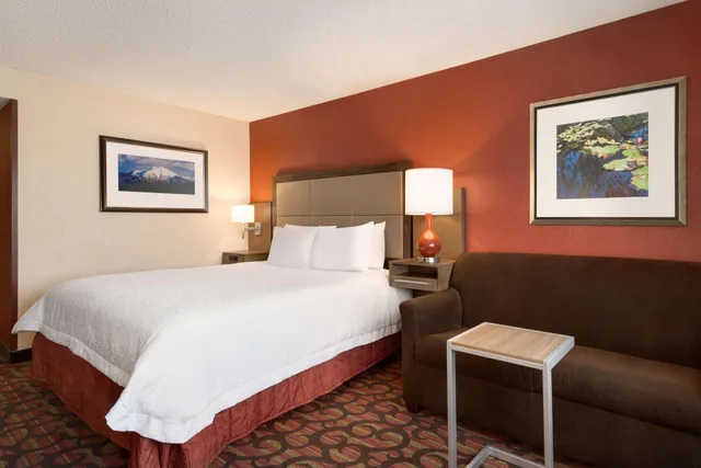 غرفة بريميوم بسرير كينج، Hampton Inn Denver West Federal Center 2/3