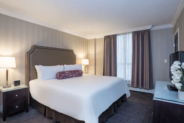 جناح ديلوكس بسرير كينج وسرير كوين بغرفتي نوم مع أريكة، La Grande Residence at the Sutton Place Hotel 2/4