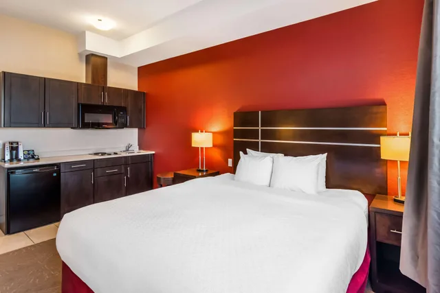 غرفة كبيرة بسرير كينج مع أريكة بمطبخ، Best Western Plus Kindersley Hotel 2/3