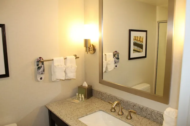 جناح بسريرين كوين بغرفة نوم واحدة مع أريكة، Holiday Inn Hotel & Suites East Peoria 3/4