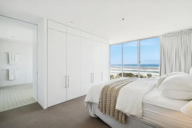 3 Bedrooms, Villa, King Bed, Queen and Twin Beds, Ocean View, ULTIQA Air on Broadbeach 4/9