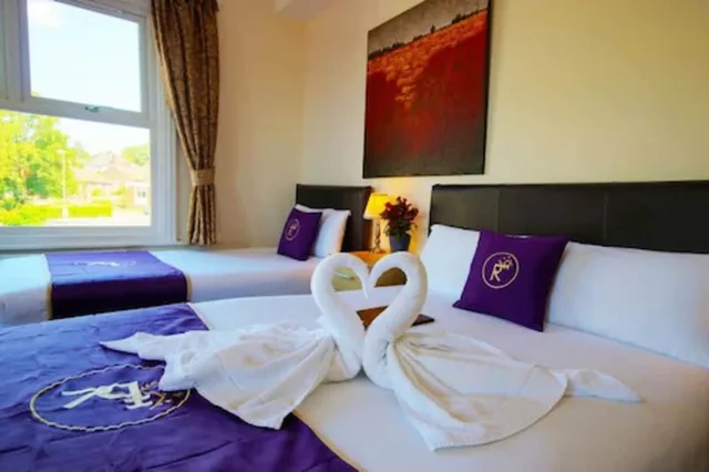 3 Rooms, Family, 1 Double and 1 Single Bed، Revado Hotel, Norwich City Centre 4/6