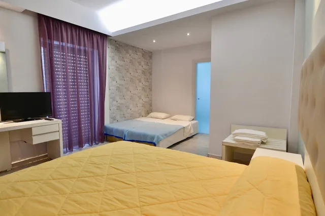 غرفة كومفورت رباعية بسرير كوين وسرير مزدوج مع أريكة، Paloma Blanca Hotel 1/1