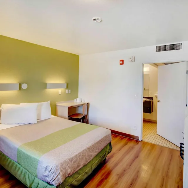 1 Queen Bed, Motel6 Douglas, AZ 1/8