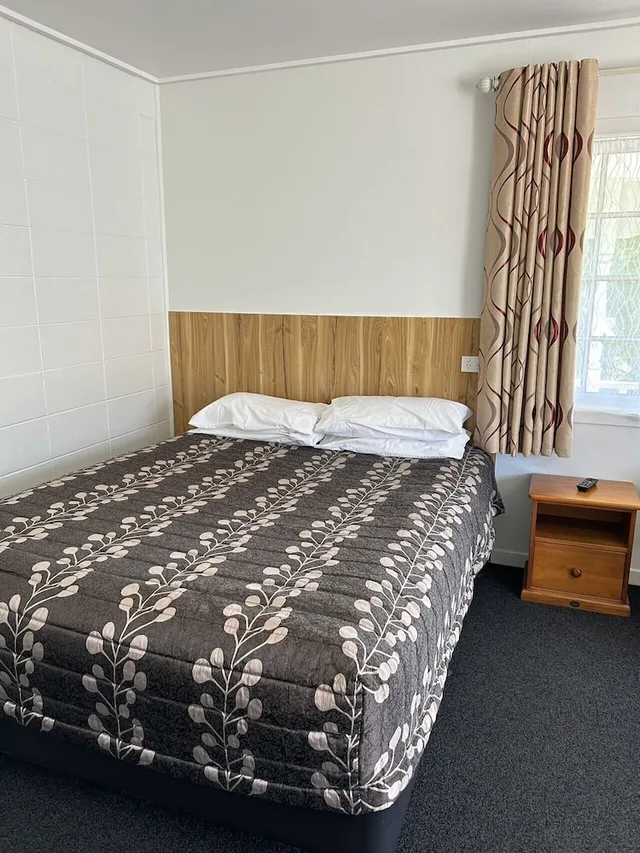 استوديو بسرير كوين، Tudor Motor Lodge 1/4
