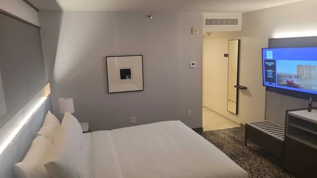 غرفة كلوب بسرير كينج، The Plaza Hotel Columbus at Capital Square 2/4