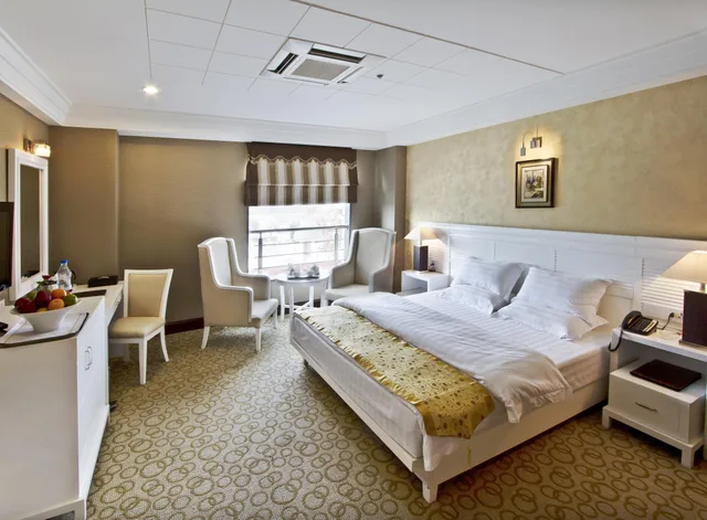 جناح كلوب، Hotel Gargee Grand 1/1