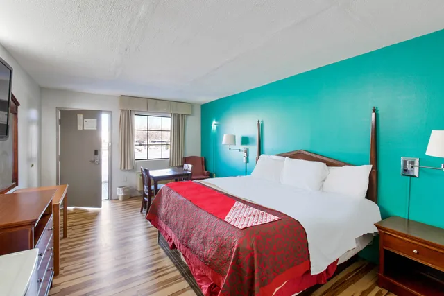 King Bed Smoking with Jetted Tub, Hotel O Columbia Downtown near I-65 2/4