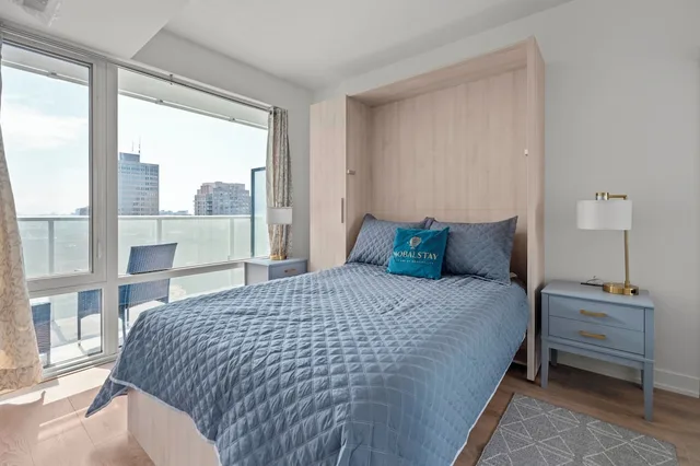 شقة سوبيريور بسرير مزدوج بإطلالة على المدينة بغرفة نوم واحدة مع أريكة، Teahouse Condos in Downtown Toronto 1/4