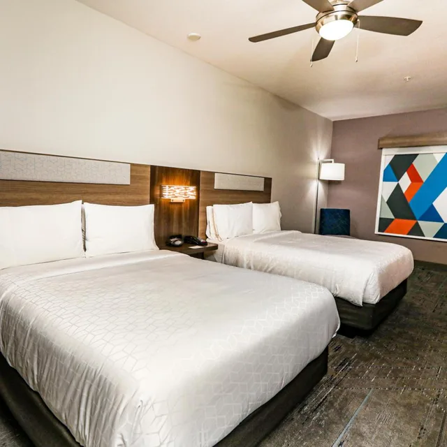 غرفة قياسية بسريرين كوين بحوض استحمام لذوي الإعاقة، Holiday Inn Express Amp Suites North Dallas At Preston 2/4