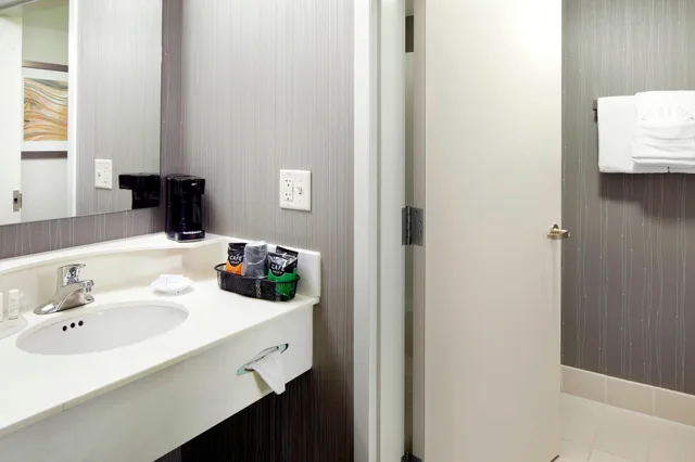 غرفة بسرير كينج مع أريكة، Courtyard By Marriott Edison Woodbridge 9/10