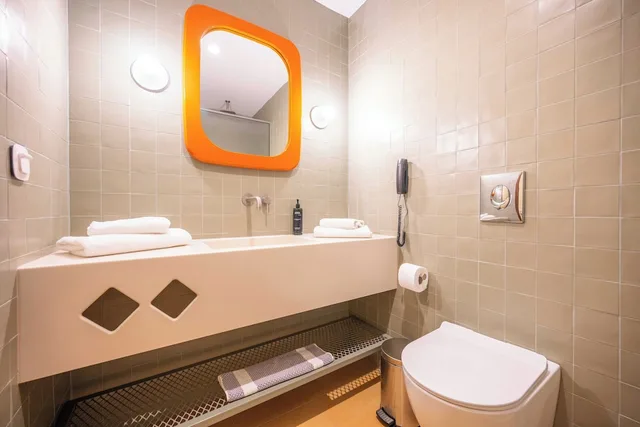 غرفة بسريرين منفصلين وسرير كينج بإطلالة على المسبح، Orion Hotel 9/10