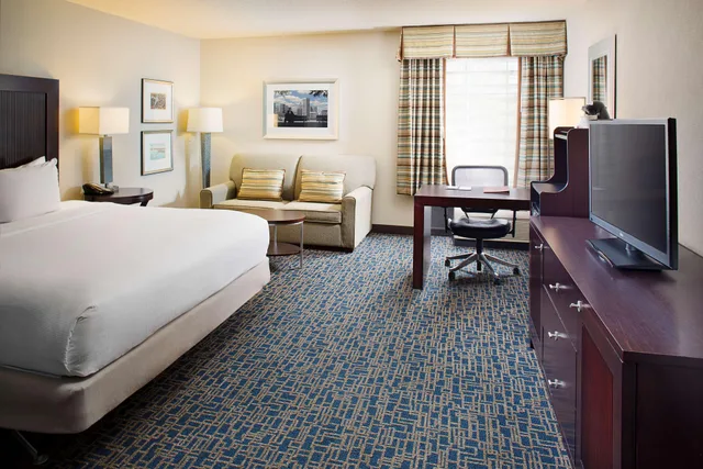 غرفة بسرير مزدوج لذوي الإعاقة، DoubleTree by Hilton Hotel Baltimore - BWI Airport 1/2