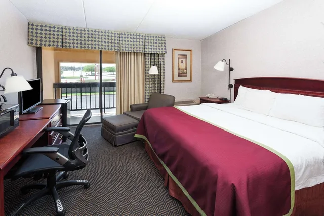غرفة بسرير كينج، Baymont By Wyndham Michigan City 2/5
