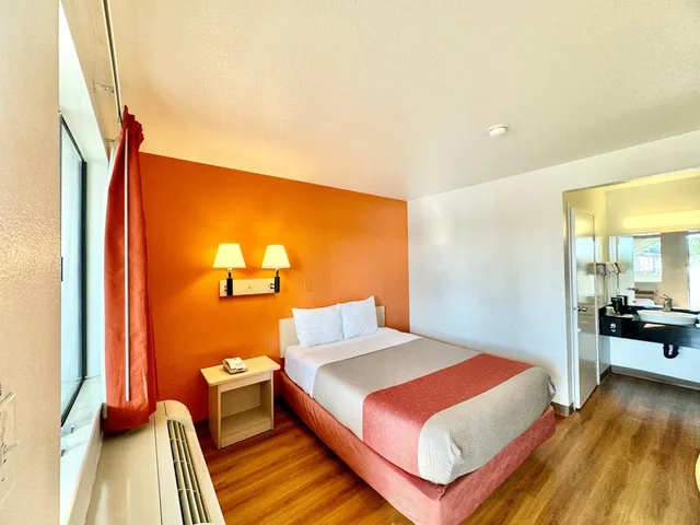 غرفة بسرير كوين للمدخنين، Motel6 Bellflower, CA - Los Angeles 5/10