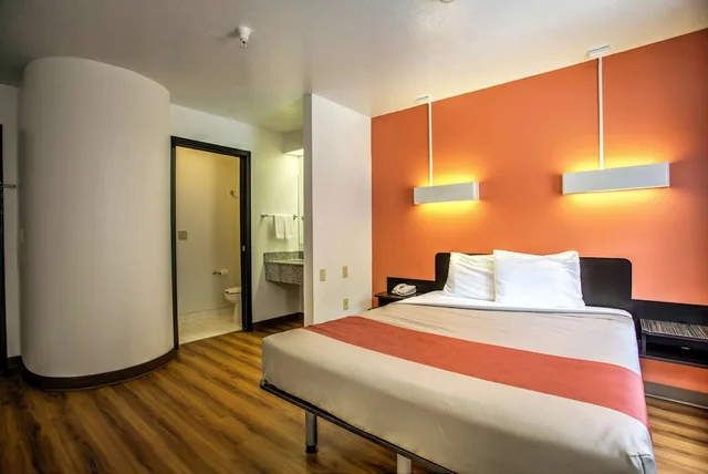 غرفة قياسية بسرير كوين، Motel6 Bozeman, MT 3/7