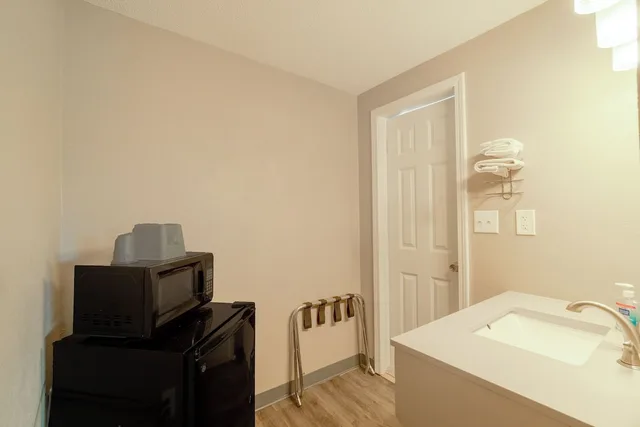 غرفة ديلوكس بسرير كينج، Deluxe Inn & Suites By OYO Miami OK 8/10
