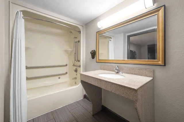 غرفة بسرير كينج لذوي الإعاقة، Days Inn By Wyndham College Park Airport Best Road 10/10