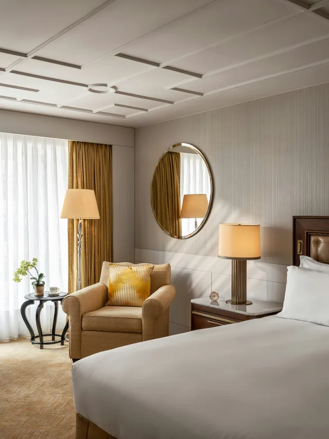 Room, Twin Beds, City View, Mandarin Oriental Hong Kong 3/5