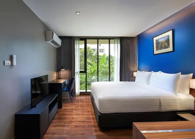 جناح بسرير كينج بشرفة بغرفة نوم واحدة مع أريكة بمطبخ صغير، Amp Am House Hotel 1/1