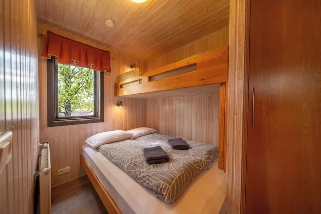 كوخ بسرير مزدوج وسرير بطابقين بغرفة نوم واحدة، Minniborgir Cottages 2/4