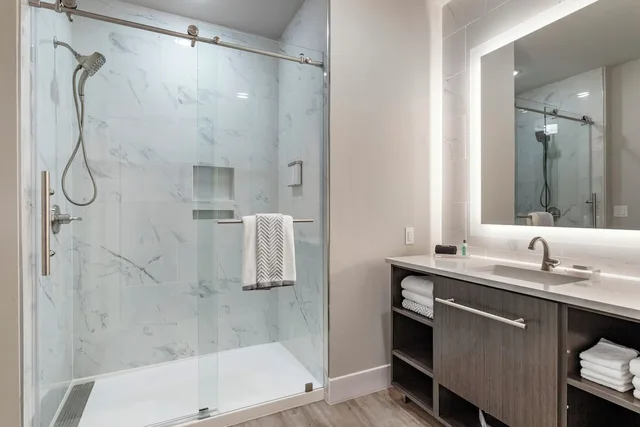 غرفة قياسية بسريرين كوين مع أريكة، Cambria Hotel Austin Uptown near the Domain 5/7