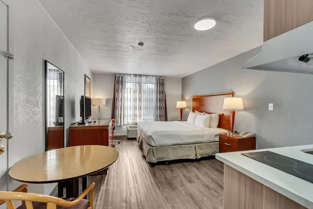 غرفة قياسية بسرير كينج، Clarion Inn Salt Lake City Airport 4/10