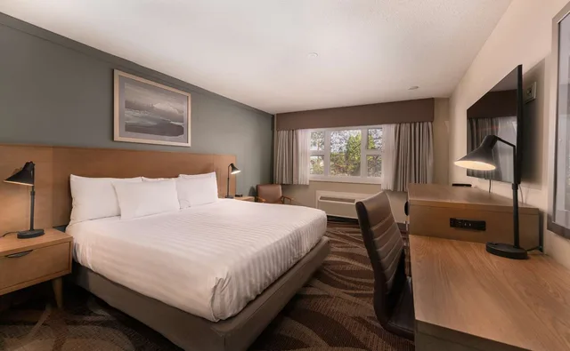 غرفة بسرير كينج مع أريكة يُسمح فيها بالحيوانات الأليفة، Prestige Hudson Bay Lodge & Conference Centre, WorldHotels 1/3