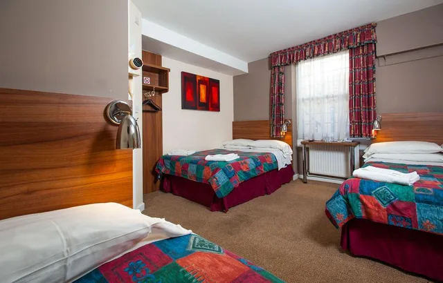 غرفة قياسية ثلاثية، The Dover Hotel 1/1