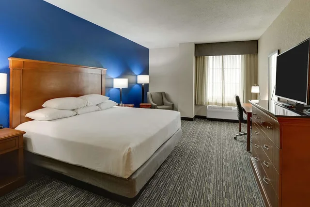 غرفة بسرير كينج بجاكوزي، Drury Inn and Suites St Louis Arnold 3/4