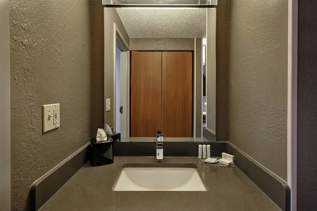 غرفة بسرير كينج بشرفة مع أريكة، Courtyard by Marriott Cincinnati Airport 4/4
