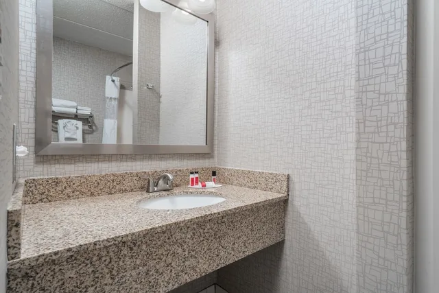 غرفة بسرير كوين لذوي الإعاقة، Days Hotel By Wyndham University Ave Se 6/10