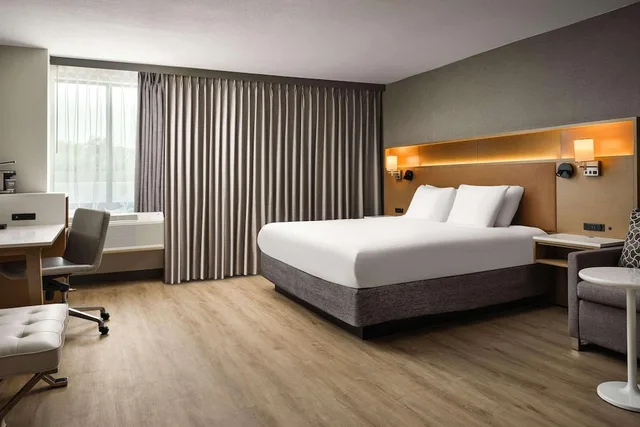 جناح بسرير كينج مع أريكة، Radisson Hotel West Memphis 1/2