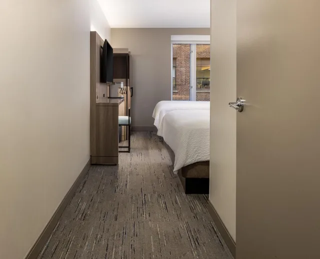 غرفة بسرير مزدوج بحوض استحمام لذوي الإعاقة، Holiday Inn Express - New York City Chelsea 6/9