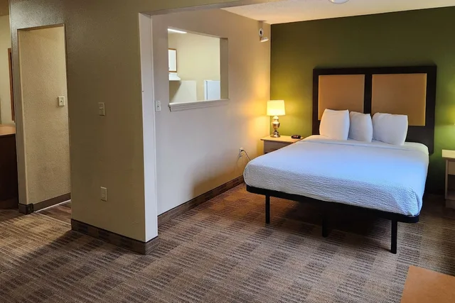 Efficiency, Queen Bed, Accessible، Suburban Studios Columbus East 1/2
