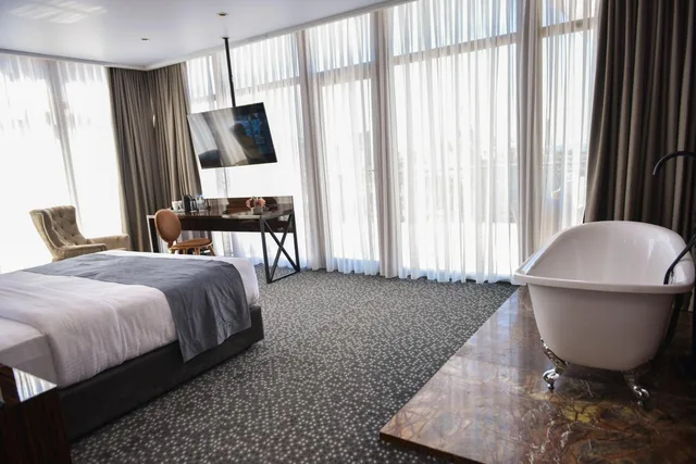 جناح جونيور بشرفة، Hotel Monarch 8/9