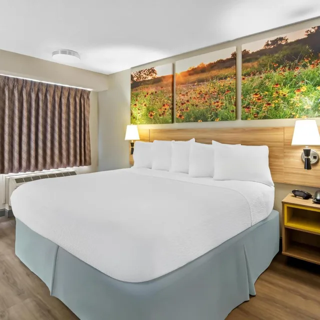 Room, King Bed, Bathtub, Accessible, Days Inn & Suites by Wyndham DeSoto 2/10