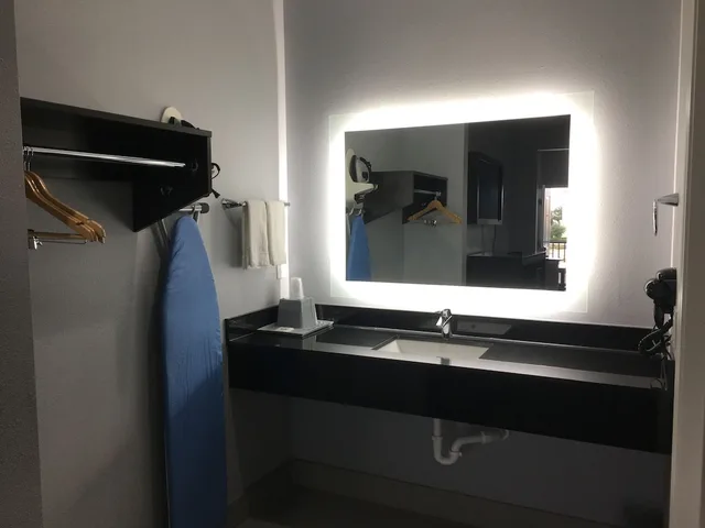 غرفة ديلوكس بسرير كينج، Platinum Inn And Suites 4/4